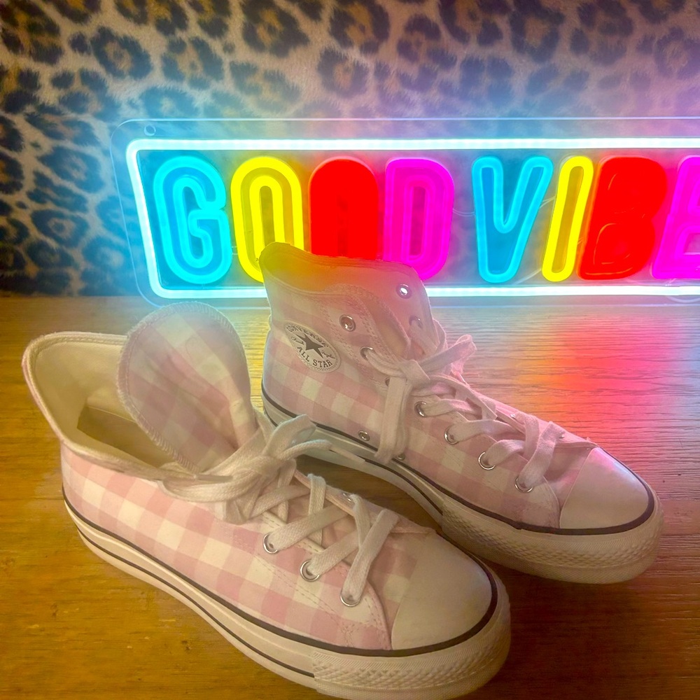Pink Converse 💓 - Picture 2 of 3
